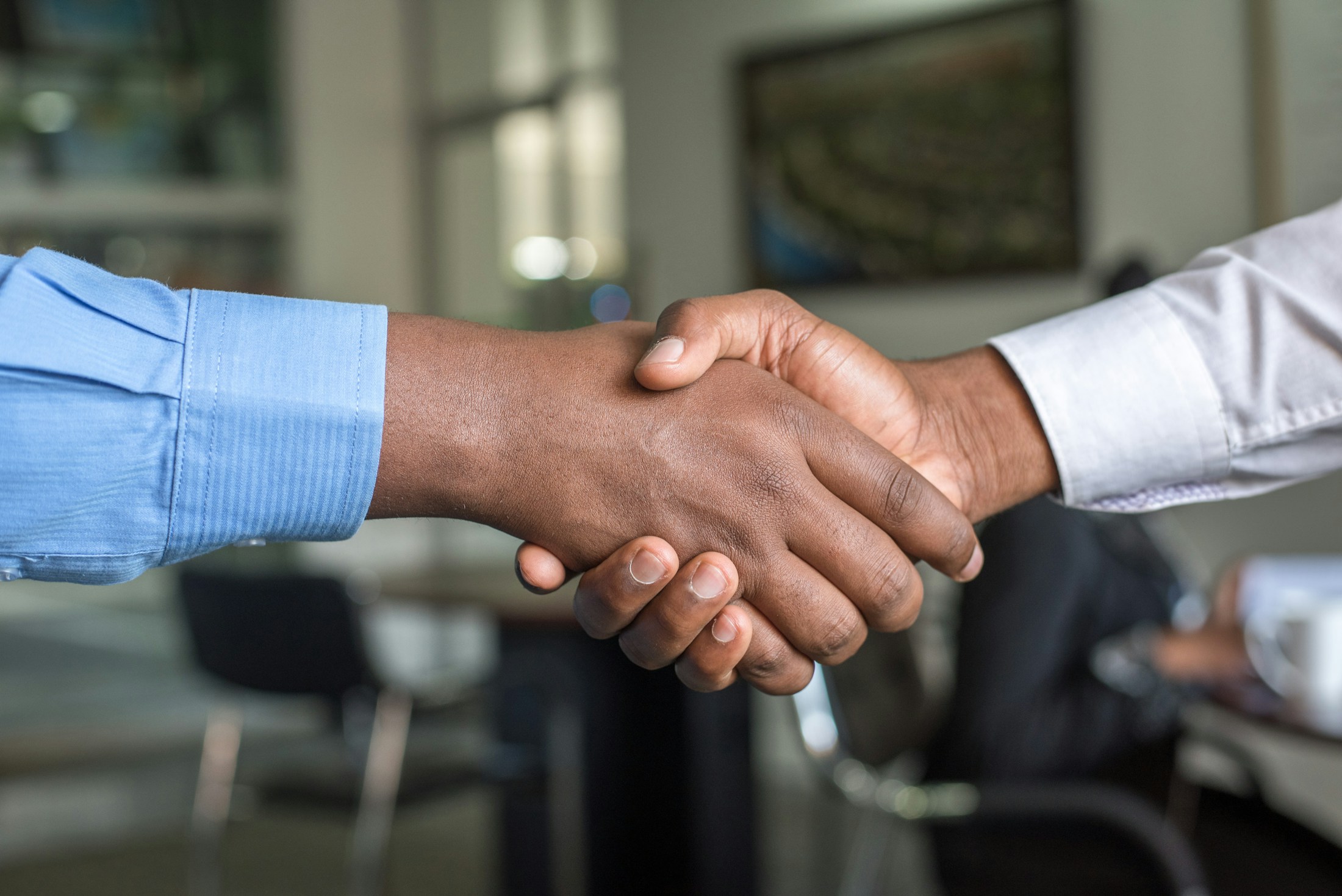 Líderes empresariales iniciando una alianza estratégica
