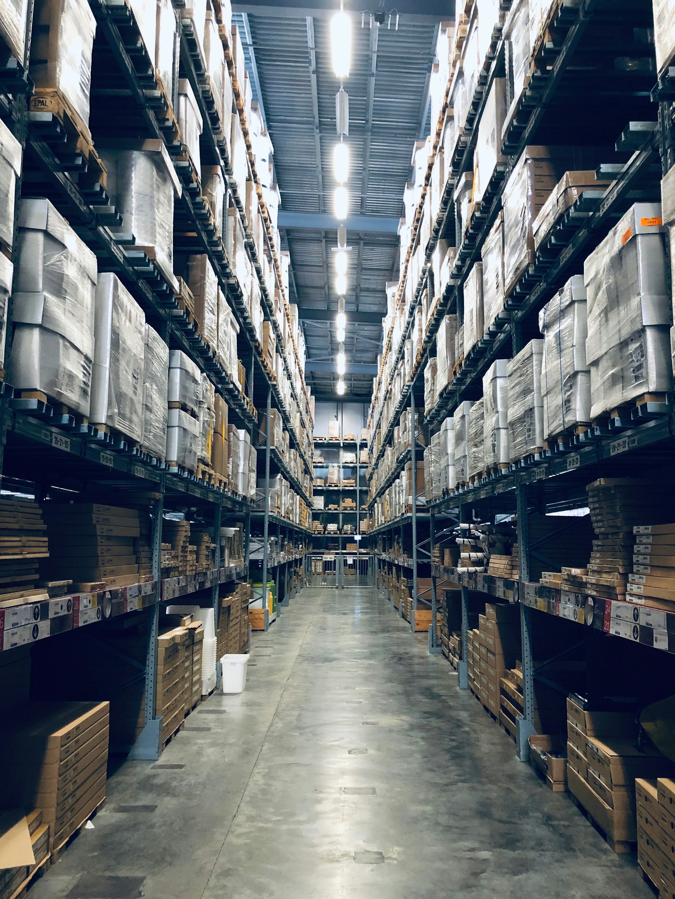 Almacén comercial y centro de distribución organizado